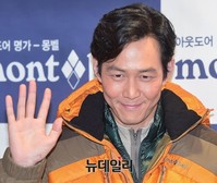 [포토] 한 손들어 인사하는 이정재