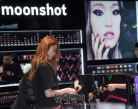 [포토] 매장 둘러보는 모델 이성경