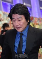 [포토] 오늘따라 바쁜 '변호인' 배우 송강호