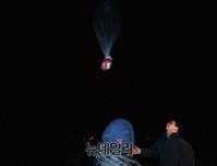 [포토] 하늘로 날아가는 대북전단