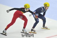 [포토] 중국선수 방해에도 1위로 올라서는 서이라 선수