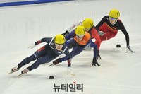 [포토] 선두로 달리는 쇼트트랙 국가대표 서이라 선수