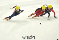 [포토] 1위로 치고 나가는 쇼트트랙 국가대표 최민정