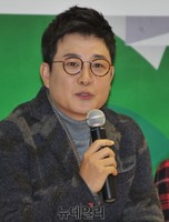 [포토] 기자들의 질문에 답하는 김성주 아나운서