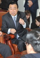 [포토] 이야기 하는 이완구 새누리당 원내대표