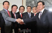 [포토] 손 맞잡은 여야 지도부