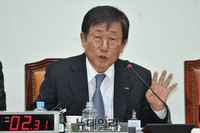 [포토] 의원들의 질문에 답하는 김치현 롯데건설 사장