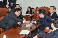 [포토] 야당에 사탕 건네는 주호영 정책위원장