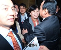 [포토] 국회에서 포옹한 이완구대표-서영교대변인