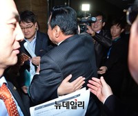 [포토] 이완구원내대표, 이해의포옹