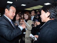 [포토] 대화나누는 이완구-서영교