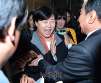 [포토] 포옹후 밝게웃는 서영교 대변인