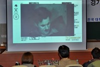 [크리에이티브K] 참가자가 만들어 온 광고 지켜보는 심사위원들