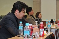 [크리에이티브K] 진지하게 심사하는 위원들