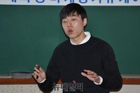 [크리에이티브K] 열정적으로 프리젠테이션 하는 참가자