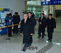 [포토] 출경하는 김대중평화센터 관계자