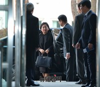 [포토] 차에서 내린 현정은 현대그룹 회장