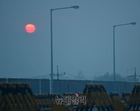 [포토] 크리스마스이브, 안개사이로 붉게 떠오른 태양