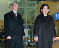 [포토] 방북길에 오르는 현정은 회장, 김양건 3년만에 재회