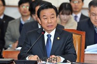 [포토] 질문에 답변하는 박인용 국민안전처 장관