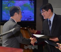 [포토] 박근혜대통령 감사편지 전하는 정종섭 장관