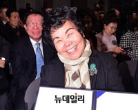 [포토] 朴대통령 서한 받고 밝게웃는 파독근로자