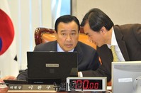 [포토] 대화 나누는 '이완구-안규백' 의원