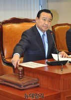 [포토] 산회 선언하는 이완구 국회 운영위원장