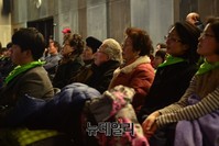 [포토] 파독근로자 감사송년회, 파독동영상 시청하는 참가자