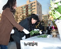 [포토] 헌화하는 故한주호 준위 가족