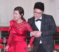 [KBS연예대상] 김지민, 팔짱 아닌 김대희 늙어서 '부축'