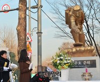 [포토] 동상 바라보는 故한주호 준위 가족들