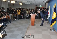 [포토] 인사하는 새정치연합 문재인 의원