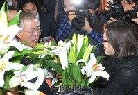 [포토] 꽃다발 전달 받는 문재인 의원