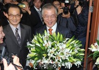 [포토] 꽃다발 받는 새정치민주연합 문재인 의원