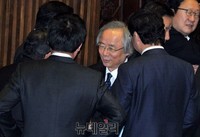 [포토] 의원들과 대화 나누는 이주영 의원