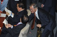 [포토] 인사 나누는 새정치연합 문재인 의원