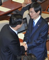 [포토] 의원들과 인사 나누는 새정치민주연합 조경태 의원