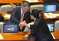 [포토] 본회의장 돌며 인사하는 문재인 의원