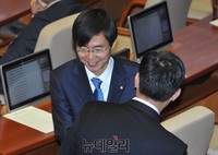 [포토] 본회의 참석한 새정치연합 조경태 의원