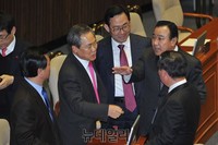 [포토] 대화 나누는 '이완구-우윤근' 원내대표 및 여야 지도부