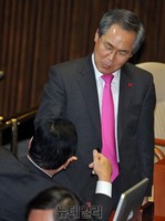 [포토] 본회의서 대화 나누는 '이완구-우윤근' 여야 원내대표