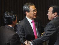 [포토] 대화 나누는 '이완구-우윤근' 여야 원내대표