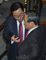 [포토] 대화 나누는 새정치 우윤근 원내대표와 새누리당 주호영 의원