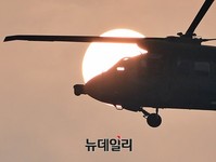 [포토] 태양사이로 등장한 블랙호크