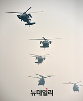 [포토] 능선타고 등장한 블랙호크-시누크 헬기