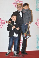 [MBC 연예대상] 포토월에서 포즈 취하는 윤후와 윤민수