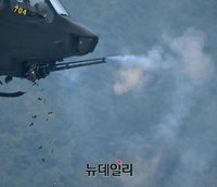 [포토] 기관총 발사하는 AH-1S 코브라 공격헬기