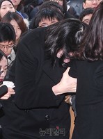 [포토] 검찰 관계자 뒤에 숨어버린 조현아