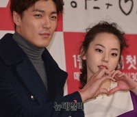 [포토] 손으로 하트 만든 이재윤-안소희